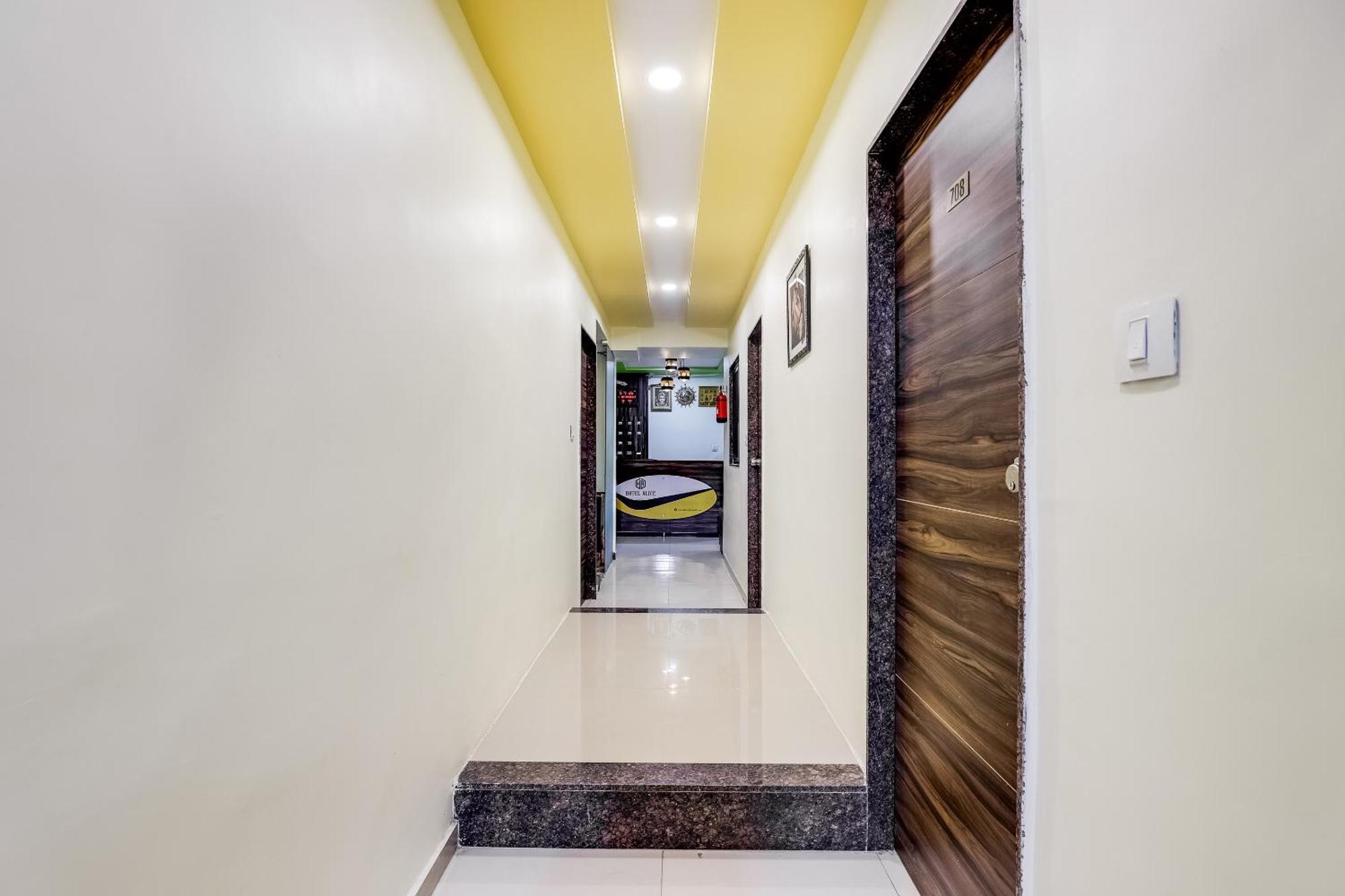 OYO 49102 Hotel Alice Ahmedabad Esterno foto